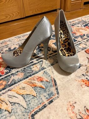 Shoe Dazzle Metallic Silver Platform Pumps with Leopard Insole